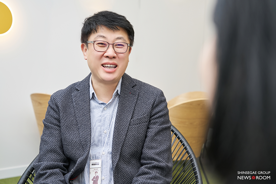 활짝 웃고 있는 직장인 프로필 사진